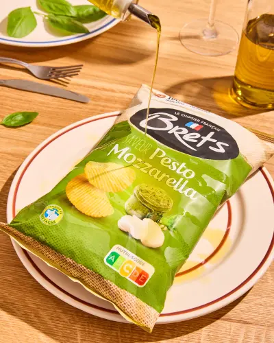Jausenbrettl mit verschiedenen Wurstsorten und Brötchen